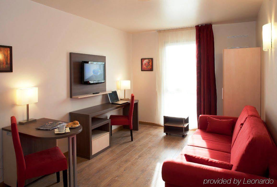 Villa Val Senart 1Ere Avenue Кенси-су-Сенар Номер фото